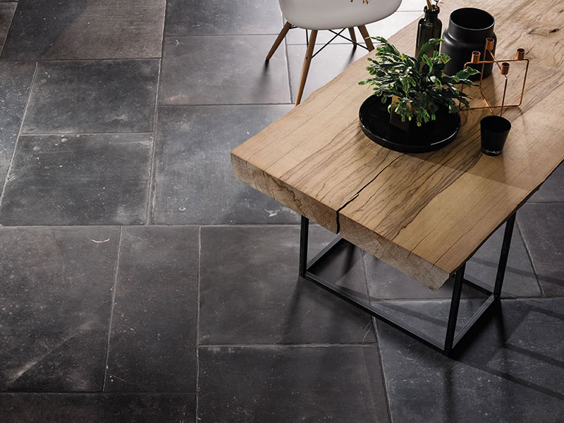 Pavimento in gres effetto pietra con tavolo in legno