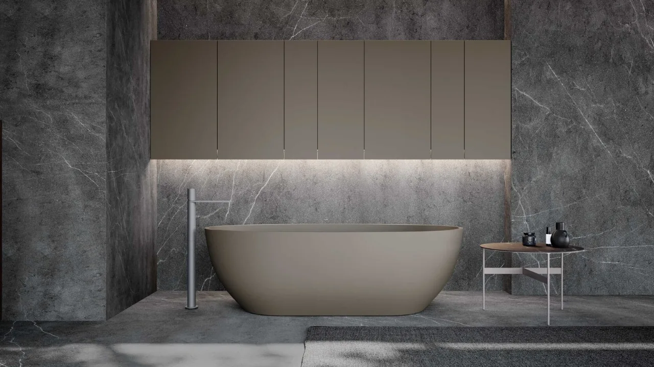 Bagno di design con vasca freestanding e rivestimento in gres effetto marmo scuro